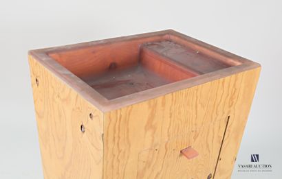 null PASSANITI Francesco (born in 1952)

Washbasin in glued laminate and red tinted...