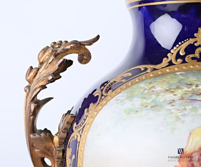 null Paire de vases couverts de forme balustre en porcelaine traité en polychromie...