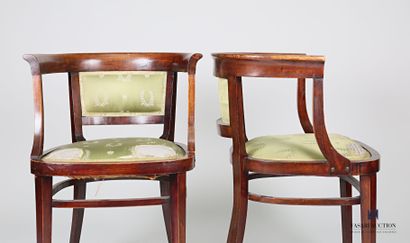 null Paire de fauteuils en bois naturel teinté, le dossier cintré présente une galette...