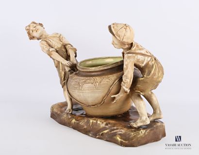 null 
AUSTRIA - Amphora




Sujet en porcelaine représentant deux enfants à la cruche




Marque...