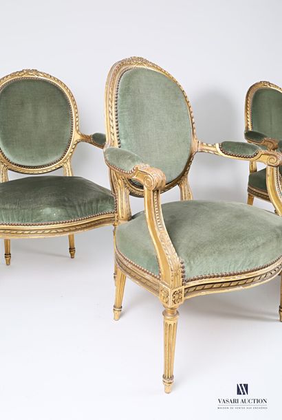 null Suite de quatre fauteuils en bois naturel, mouluré, sculpté et doré à décor...