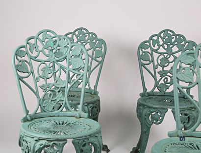 null Quatre chaises de jardin en fonte patiné vert, le dossier polylobé à décor ajouré...