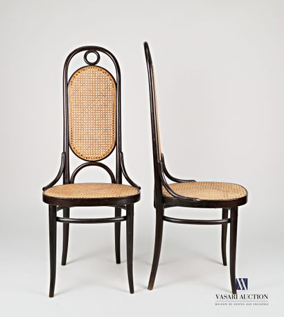 null Thonet Michael (1796-1871), d'après

Suite de quatre chaises en bois tourné...