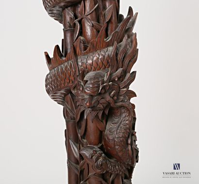 null Paire de selettes en bois de fer mouluré, sculpté, le fût à décor d'un dragon...