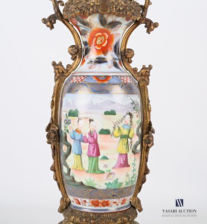 null Pied de lampe, le fût orné d'un vase de forme balustre en porcelaine de Bayeux...