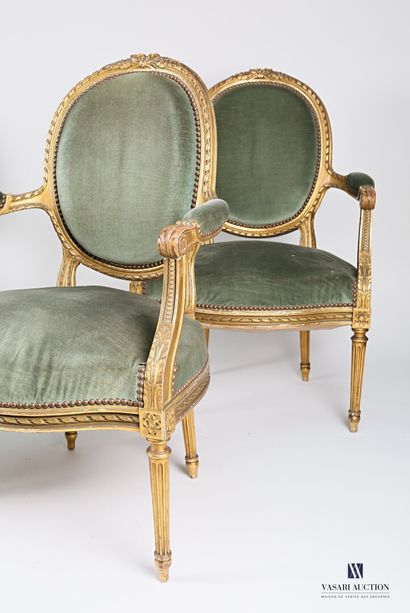 null Suite de quatre fauteuils en bois naturel, mouluré, sculpté et doré à décor...