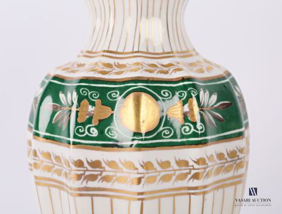 null Paire de pots couverts de forme balustre en porcelaine avec rehauts d'or et...