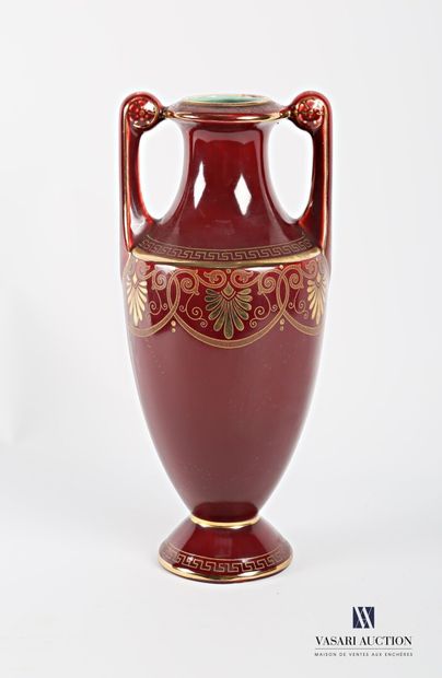 null Vase en porcelaine sang de boeuf de forme balustre à décor en rehauts d'or,...