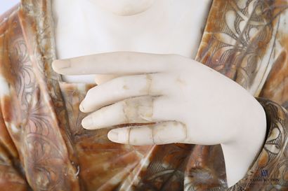 null KLEIN - PARIS

Sujet en marbre et albâtre figurant une femme laurée levant les...