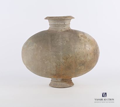 null Vase cocon en terre cuite 

Epoque Han

Haut. : 31 cm - Larg. : 34 cm - Prof....