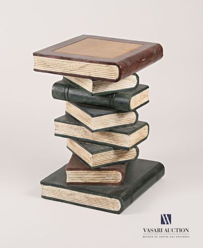 null Table d'appoint en bois naturel sculpté et peint simulant des livres empilés.

XXème...