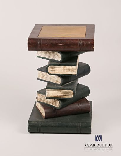 null Table d'appoint en bois naturel sculpté et peint simulant des livres empilés.

XXème...