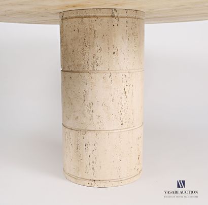 null Table ronde en travertin, le fût colonne

(petites usures)

Haut. : 72 cm -...