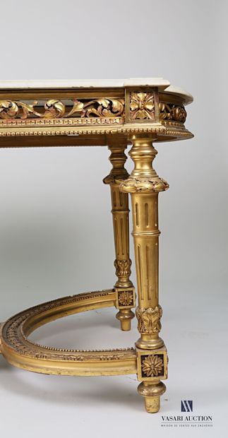 null Table de milieu en bois mouluré, sculpté et doré, la ceinture présente des petits...