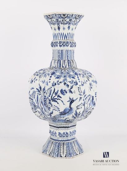 null DELFT

Vase en faïence de forme balustre à décor en camaïeu bleu d'oiseaux inscrits...