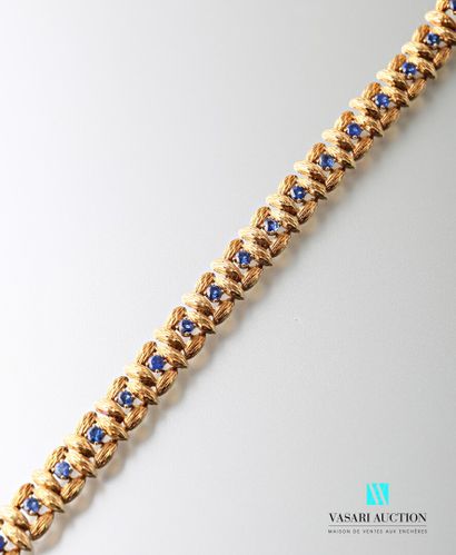  Bracelet in yellow gold 750 thousandths formed of square links in gold shuttles...