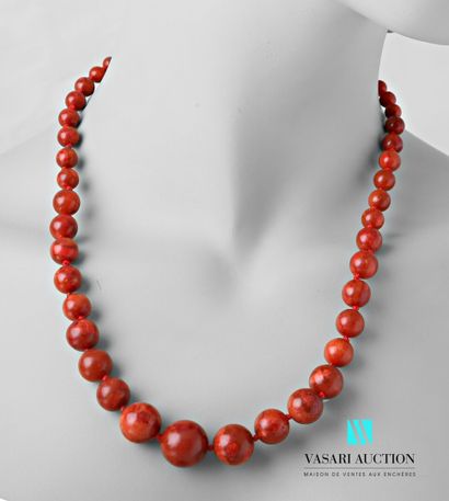 null Necklace made of sponge coral beads from 6.4 mm to 16.4 mm arranged in fall,...