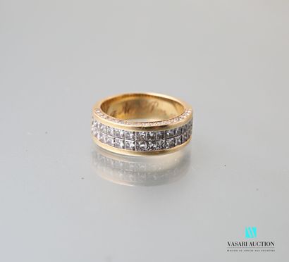 null Ring in yellow gold 750 thousandths decorated with two lines of calibrated diamonds.

Gross...