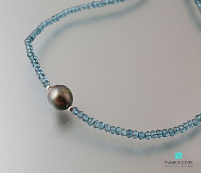 null Collier en perles de cristal bleu facetté terminé par une perle de Tahiti de...