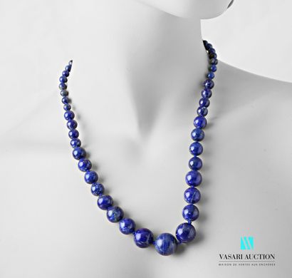 null Necklace in fall of pearls of lapis lazuli from 0,65 mm to 16 mm, the clasp...