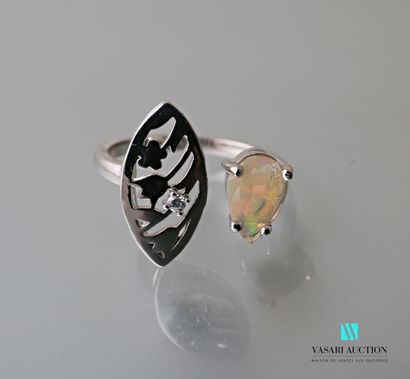 null Open ring in silver 925 thousandths presenting a pear-cut opal and a repercé...