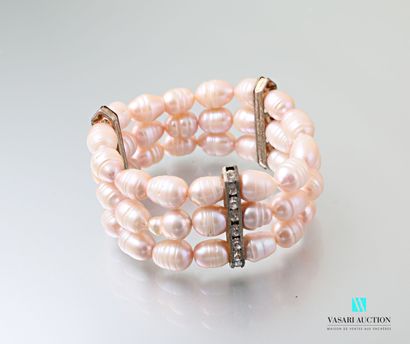 null Bracelet à trois rangs de perles d'eau douce rosée sur cordon élastiques agrémentés...