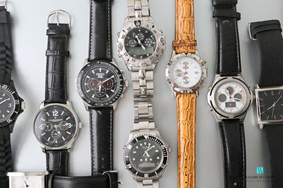 null Lot de seize montres bracelets publicitaires dont une siglée du Musée d'Orsay...