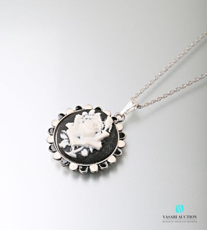 null Chain holding a pendant showing a flower.

Length of the chain : 40 cm - Pendant...