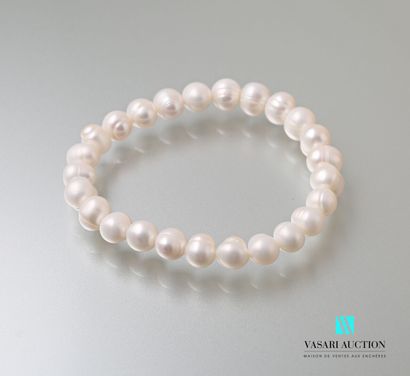 null Bracelet on elastic decorated with white fresh water pearls.
