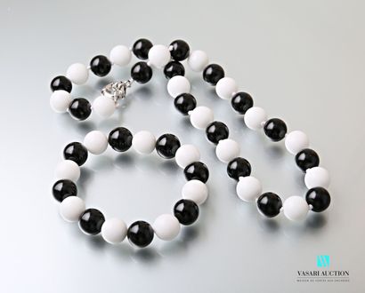 null Collier et bracelet ornés de perles bicolores noir et blanche en céramique,...