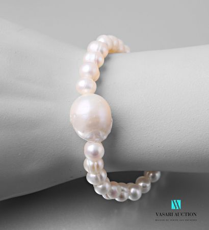 null Freshwater pearl bracelet on elastic band with a central pearl of 15 mm.