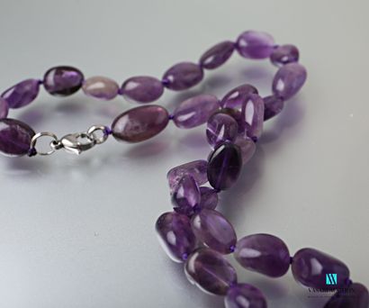null Necklace of pebbles of amethyst, the clasp snap hook in metal.

Length : 40...