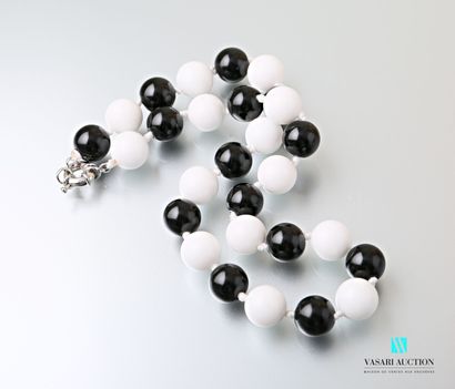 null Collier orné de perles bicolores en céramique noir et blanche, fermoir en acier...