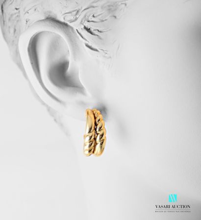 null Piaget, paire de boucles d'oreilles en or jaune 750 millièmes formées de deux...