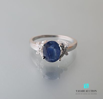 null Silver ring 925 thousandths set with an oval sapphire with two X-shaped motifs...