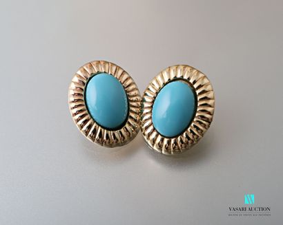 null Paire de boucles d'oreilles en plaqué or et pâte de verre bleue 2,3 x 2 cm.