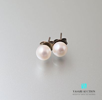 null Pair of silver earrings set with freshwater pearls, diameter of pearls 6.8 to...