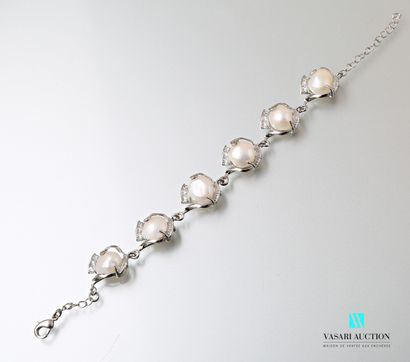 null Metal bracelet adorned with six freshwater pearls, the clasp snap hook.

Length...