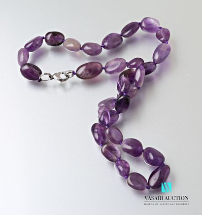 null Necklace of pebbles of amethyst, the clasp snap hook in metal.

Length : 40...