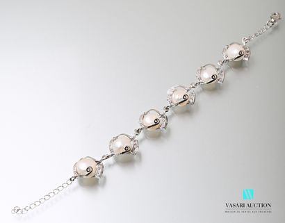 null Bracelet en métal orné de six perles de culture d'eau douce, le fermoir mousqueton.

(trace...