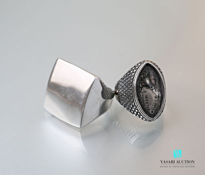null Square steel signet ring.

Finger size : 62

A steel ring with a navette shape...