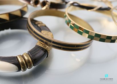 null Lot de neuf bracelets fantaisie en matériaux divers, certains dans le style...