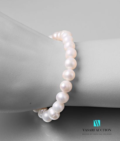 null Bracelet on elastic decorated with white fresh water pearls.