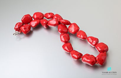 null Necklace made of red sea bamboo beads, the clasp in metal.

Length : 45 cm