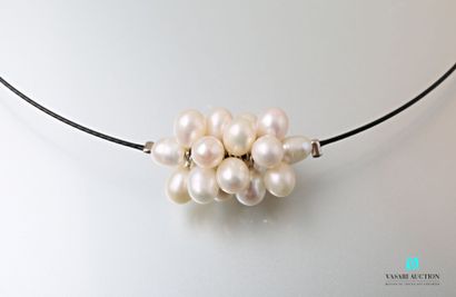 null Cable necklace decorated with a bunch of freshwater pearls, screw clasp.

Diameter...