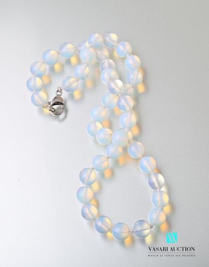 null Collier de perles d'opaline de 11 mm, le fermoir mousqueton en métal.

Long....