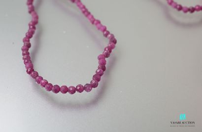 null Necklace decorated with faceted ruby root beads, the clasp in steel.

Length...