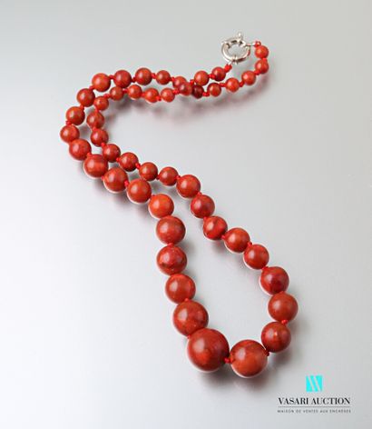 null Necklace made of sponge coral beads from 6.4 mm to 16.4 mm arranged in fall,...