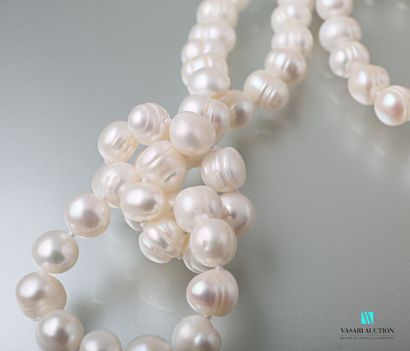null Necklace of freshwater pearls, the clasp snap hook in steel

Length : 59 cm