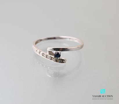 null Ring in white gold 750 thousandths, crossed reason decorated with a round sapphire...